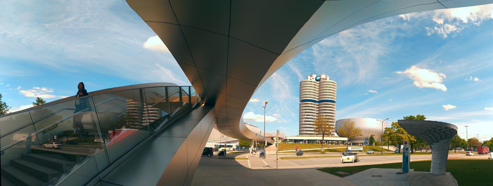 BMW World und 4-Zylinder-Firmengebäude